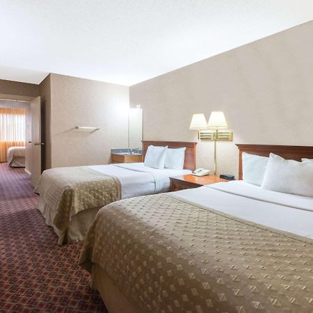 Ramada By Wyndham Topeka Downtown Hotel & Convention Center Ngoại thất bức ảnh