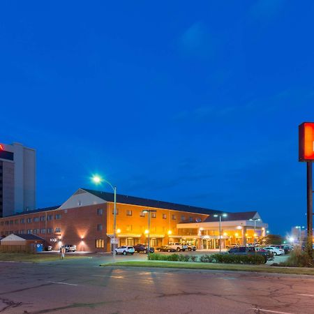 Ramada By Wyndham Topeka Downtown Hotel & Convention Center Ngoại thất bức ảnh