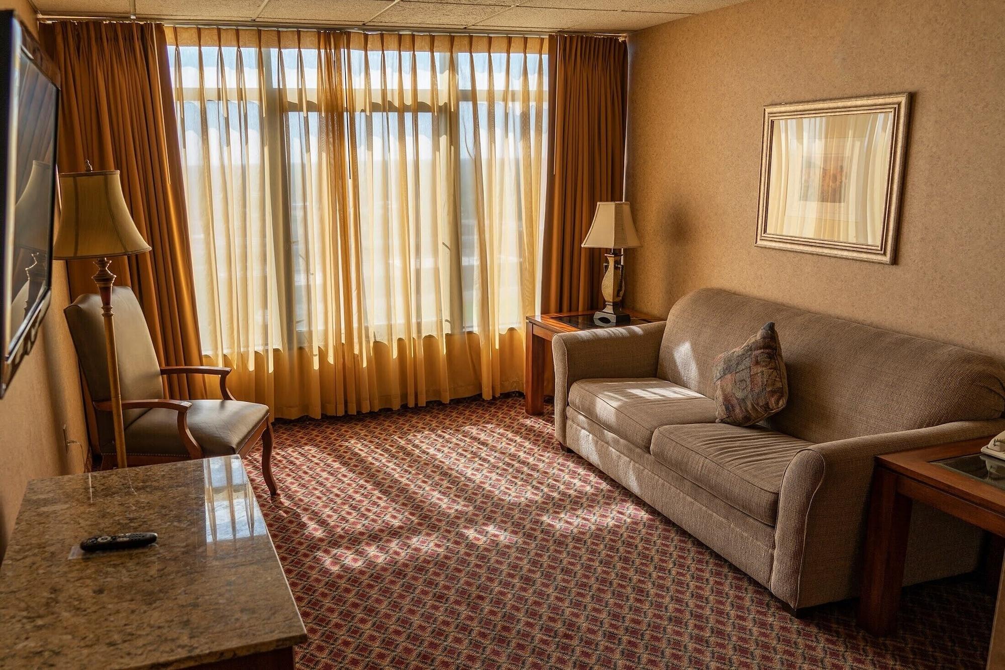 Ramada By Wyndham Topeka Downtown Hotel & Convention Center Ngoại thất bức ảnh