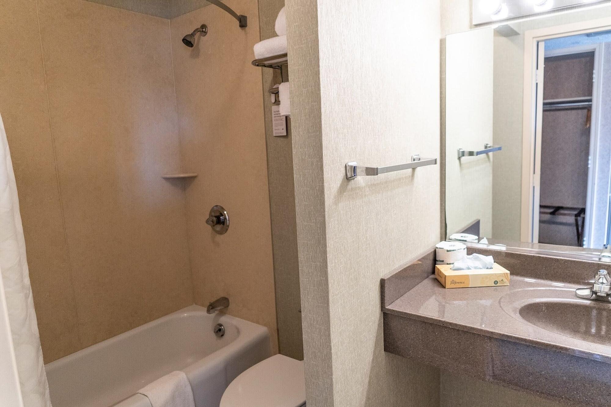 Ramada By Wyndham Topeka Downtown Hotel & Convention Center Ngoại thất bức ảnh