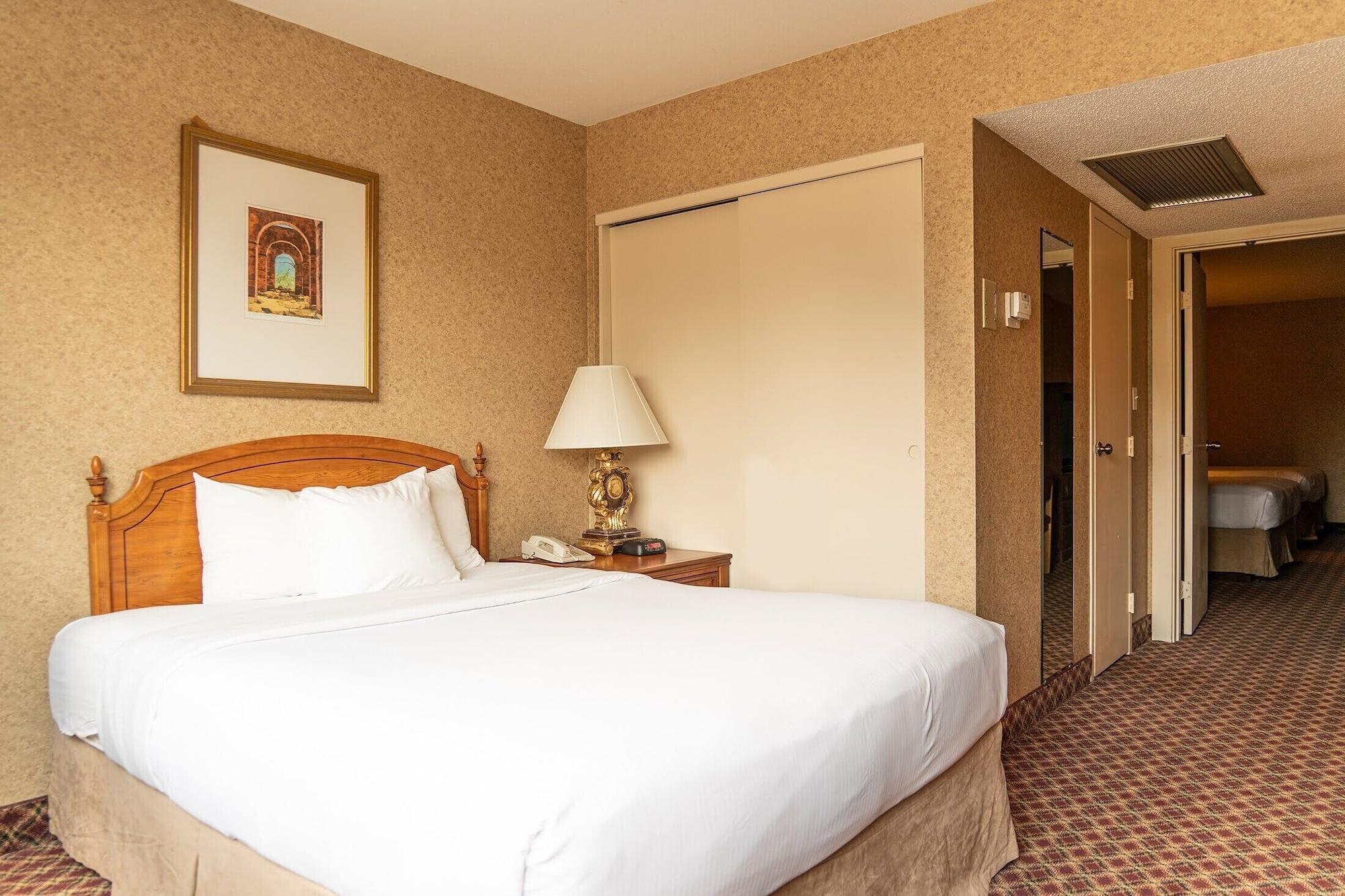Ramada By Wyndham Topeka Downtown Hotel & Convention Center Ngoại thất bức ảnh