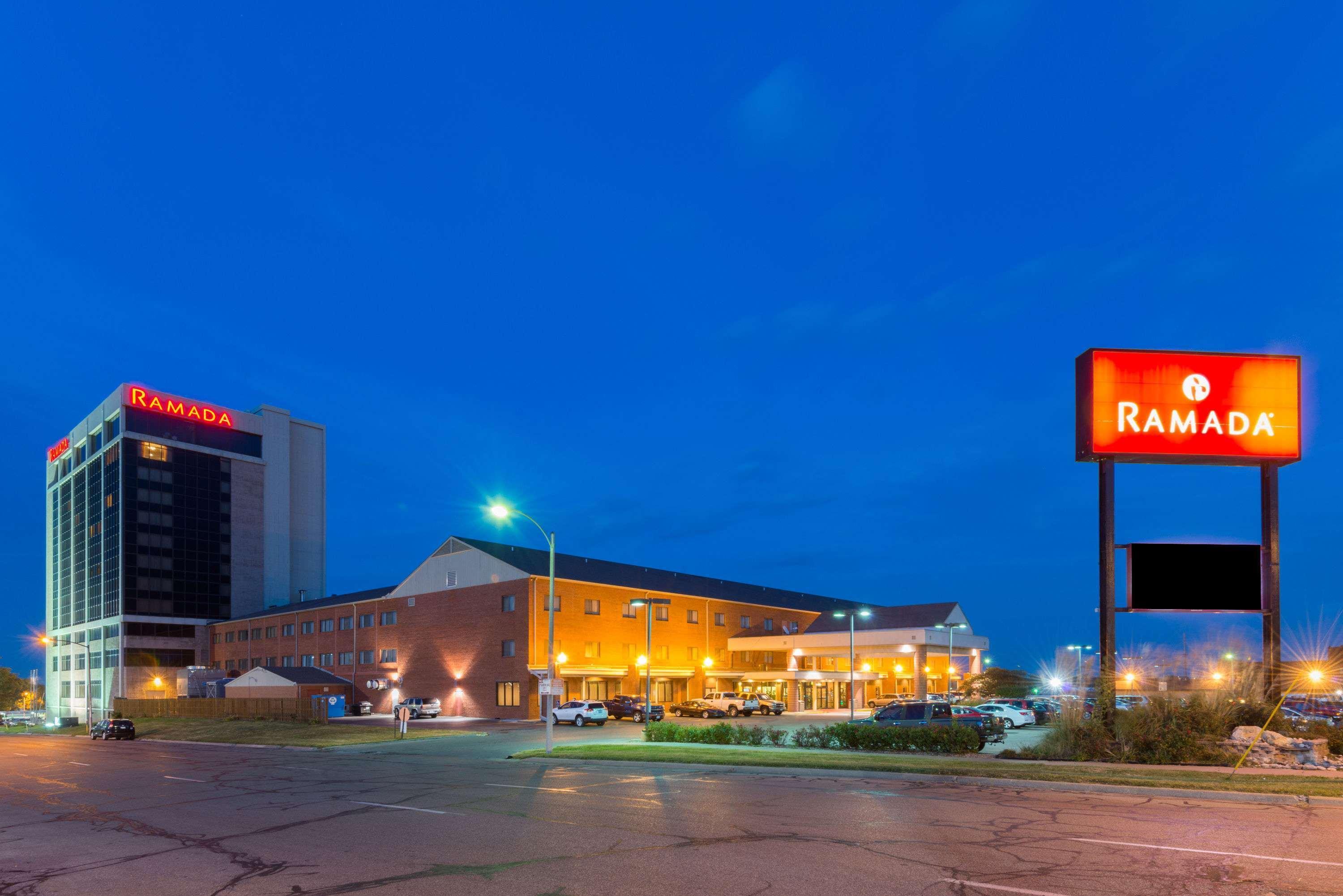 Ramada By Wyndham Topeka Downtown Hotel & Convention Center Ngoại thất bức ảnh