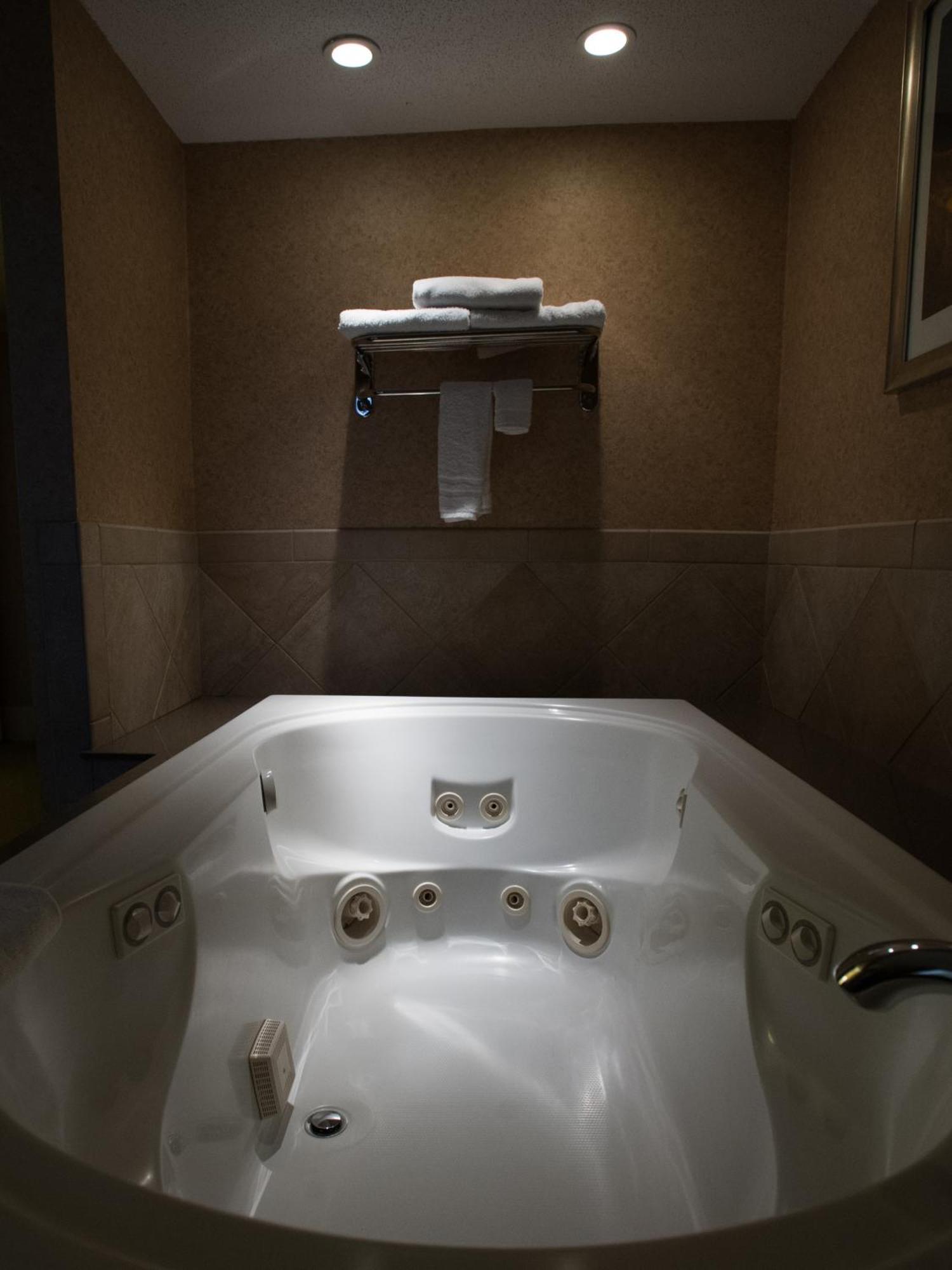 Ramada By Wyndham Topeka Downtown Hotel & Convention Center Ngoại thất bức ảnh