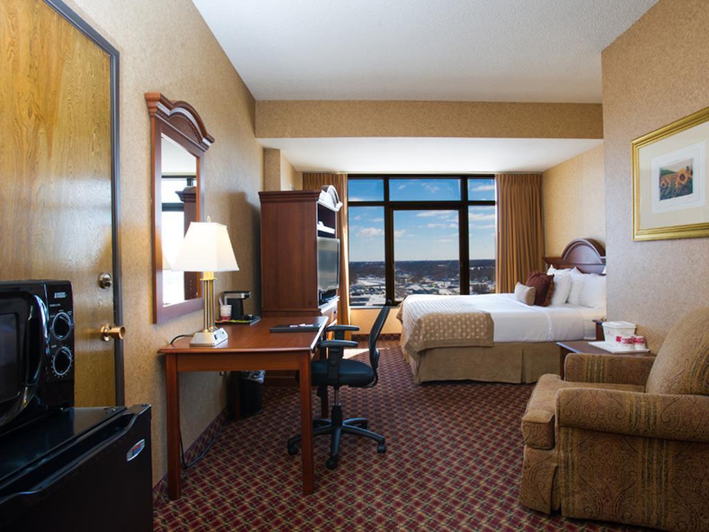 Ramada By Wyndham Topeka Downtown Hotel & Convention Center Ngoại thất bức ảnh