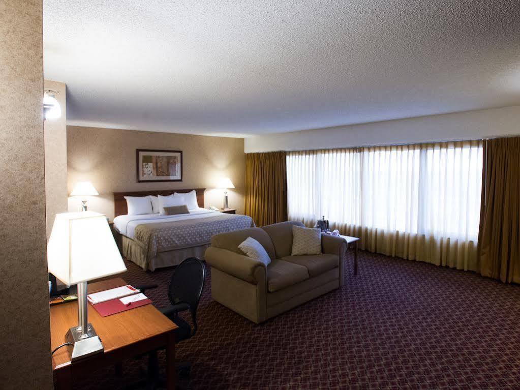 Ramada By Wyndham Topeka Downtown Hotel & Convention Center Ngoại thất bức ảnh