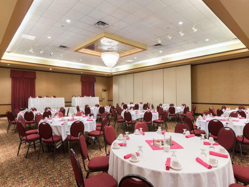 Ramada By Wyndham Topeka Downtown Hotel & Convention Center Ngoại thất bức ảnh