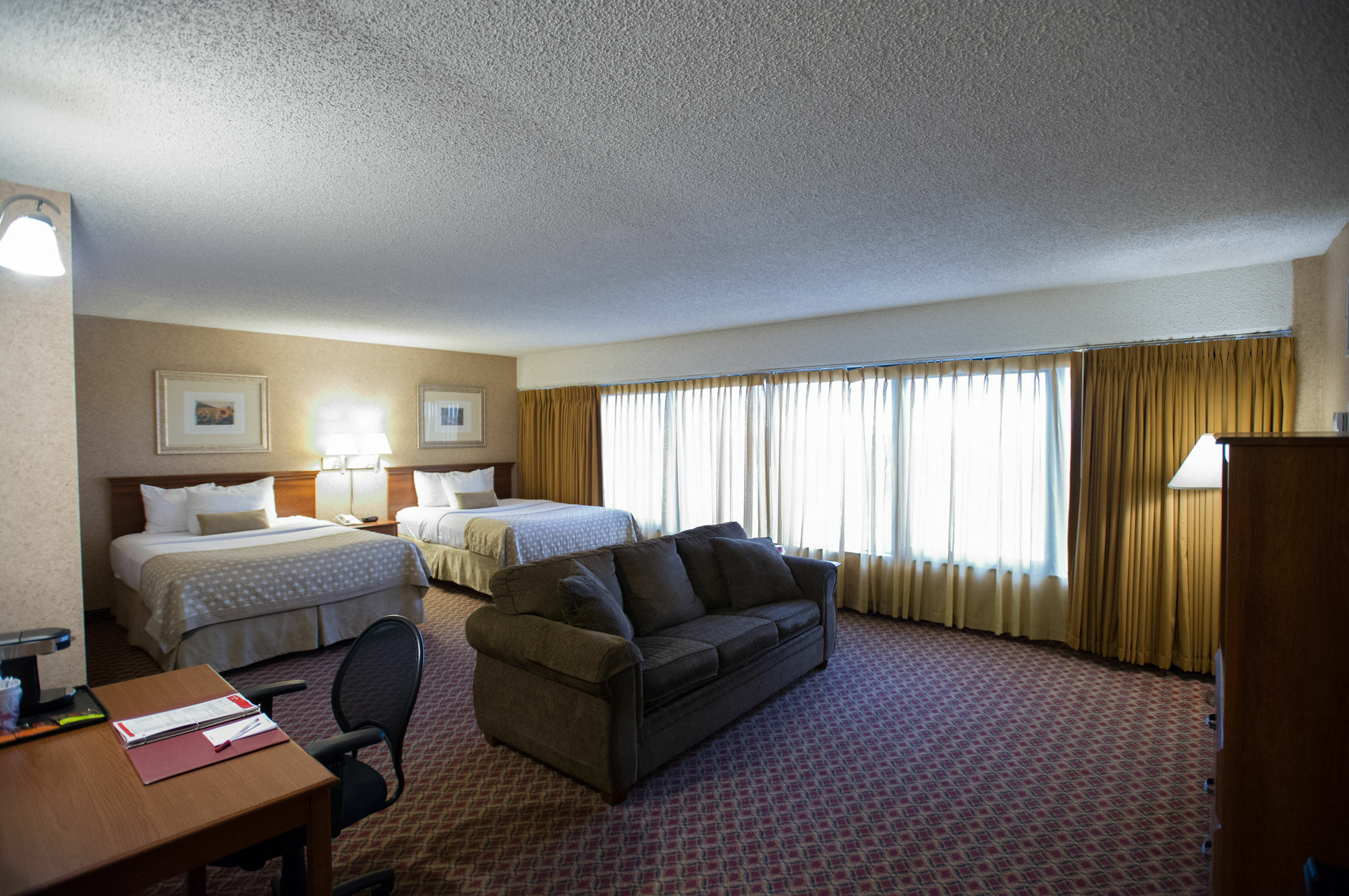 Ramada By Wyndham Topeka Downtown Hotel & Convention Center Ngoại thất bức ảnh